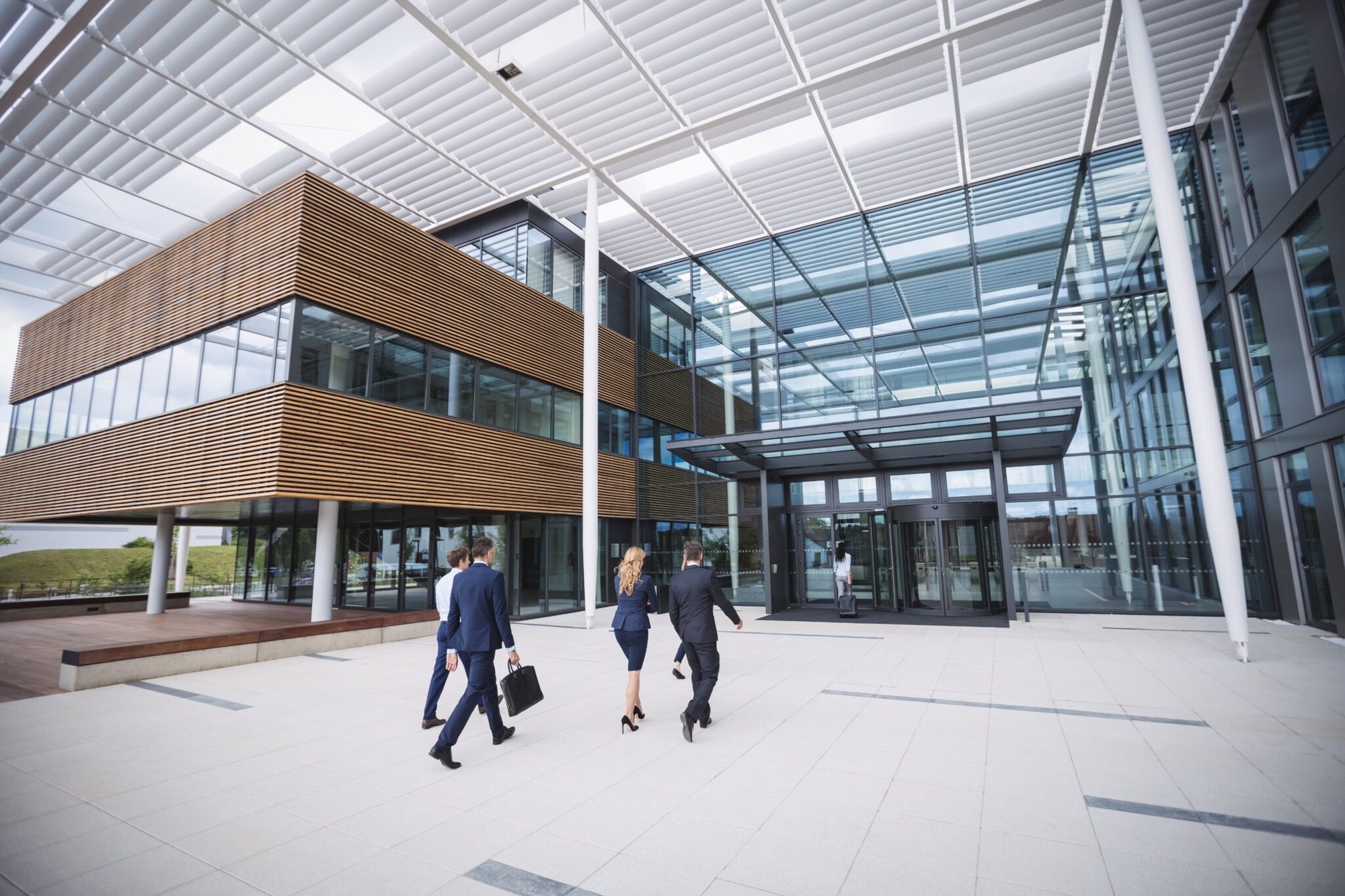 business-people-entering-office-building-2048x1365 (1)